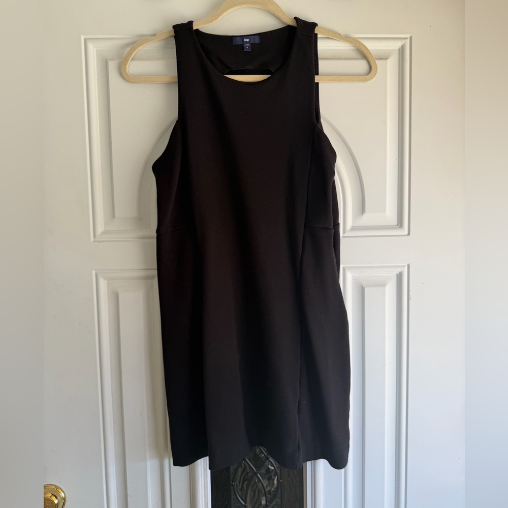 Elegant Gap Black Sleeveless Shift Dress